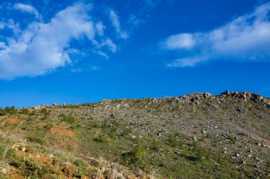 Güney eteğindeki kayalık dağların manzarası. Kusatsu-Shirane.