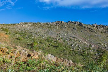 Güney eteğindeki kayalık dağların manzarası. Kusatsu-Shirane.