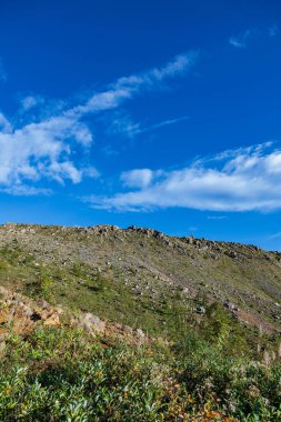 Güney eteğindeki kayalık dağların manzarası. Kusatsu-Shirane.