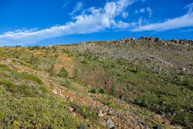Güney eteğindeki kayalık dağların manzarası. Kusatsu-Shirane.