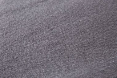 Siyah yün kumaşın yumuşak ve hafif tüylü bir dokusu vardır. Rengi klasik ve çok yönlü. Dış giyimden resmi giyime kadar çeşitli giysi ürünleri yaratmak için ideal..