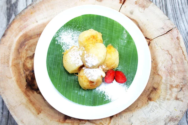 Endonezya 'nın ünlü sokak yemekleri veya sokak atıştırmalıkları, kaset goreng veya masada mayalanmış kasava (mayalanmış kasava), Cassava (mayalanmış kasava), Cassava' nın fermantasyonuyla yapılan geleneksel Endonezya yemeğidir. Tatlı, kremalı, çıtır çıtır, biraz yağlı ve 
