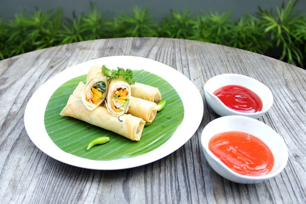 Lumpia veya Lumpia, Endonezya 'nın Semarang kentinde bulunan geleneksel bir Çin böreğidir. Geleneksel yumurta ve undan yapılmış börekler. Lumpia 'nın içinde sebzeler var..