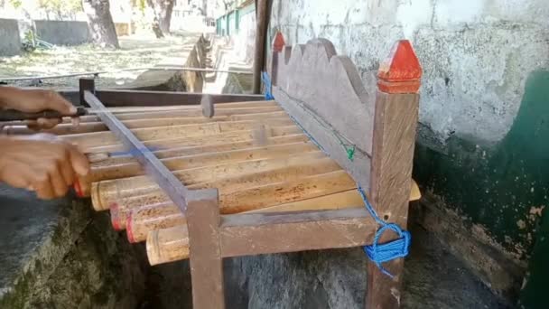 인도네시아 발리에서 유래한 악기는 나무와 대나무로 만들어져 독특한 소리를 거리에 — 비디오
