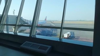 Sidoarjo, Doğu Java, Endonezya - 28 Ağustos 2023: Havaalanının dışındaki atmosfer, park halindeki bir Lion Air uçağı ile Surabaya 'daki Juanda Uluslararası Havaalanı' na yolcu bırakıyor.