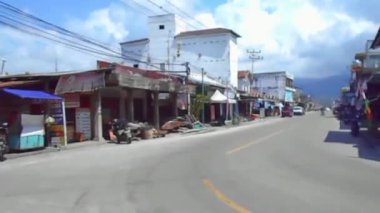 Parigi Moutong, Central Sulawesi, Endonezya - 28 Ağustos 2023: Trans Sulawesi Yolu, Tolai Köyü, Torue üzerinde birçok araçla geleneksel bir pazar binasının atmosferi.