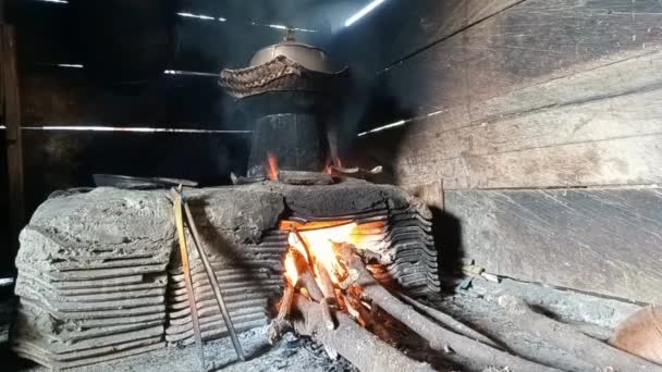 Una Sencilla Estufa Tradicional Hecha Tejas Arcilla Con Madera Seca — Vídeos de Stock