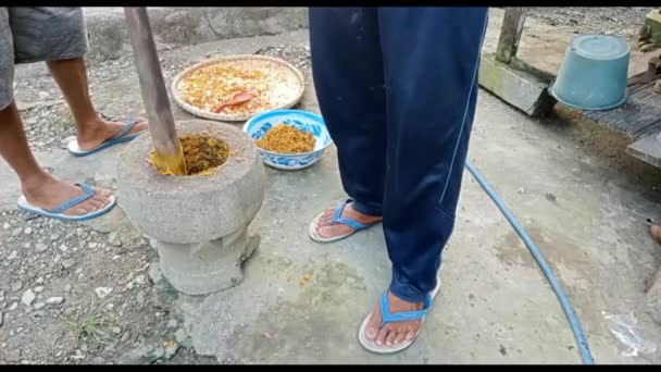 Dorfbewohner Hämmern Küchengewürze Mit Traditionellen Indonesischen Zerkleinerungswerkzeugen Aus Naturstein Und — Stockvideo