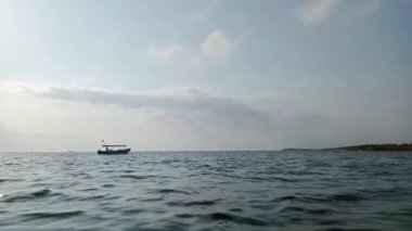Sabahları Benoa sahilinden geçen sahil manzarası ve balıkçı tekneleri..