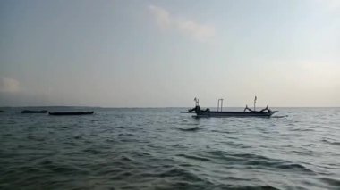 Bali 'deki Benoa Körfezi sahili manzarası. Sabah demir atmış balıkçı tekneleri var.