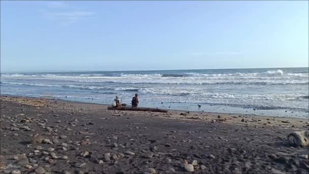 Pohled Pláž Velkými Vlnami Dvěma Rybáři Rybaření Odpoledních Hodinách — Stock video