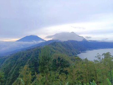 Agung Dağı 'nın ve Batur Gölü' nün manzarası, Kintamani Bali 'deki tepelerden sabah çekilmiş bir fotoğraf..