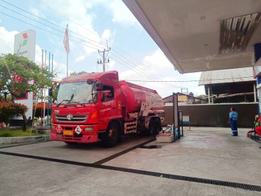 Denpasar, Bali - 26 Şubat 2025: PT. Yakıt dolu Pertamina tankeri Denpasar 'da Kesiman Kertalangu' da bir benzin istasyonunda park halinde..