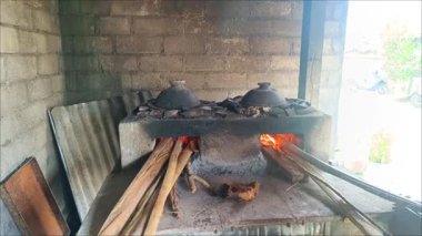 Geleneksel soba, Bali 'de bir köyde odun kullanarak yemek pişirmek için kullanılan bir yemek pişirme gereçleridir..