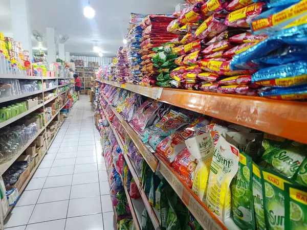 Bali, Endonezya - 27 Mart 2025: En çok satan bulaşık ürünleri, deterjanlar ve çamaşır sabunları Mart 2025 'te Tabanan' daki bir ev eşyaları mağazasında satıldı..