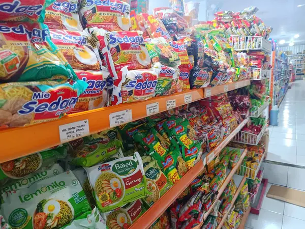 Bali, Endonezya - 27 Mart 2025: 27 Mart 2025 'te bir gıda mağazasında çeşitli hazır erişte markaları satıldı. Anında erişteler Endonezya 'da en çok satan yiyeceklerden biridir..