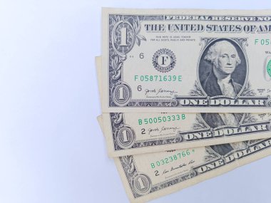 Yığınla 1 dolarlık banknot. Bir dolar. Amerikan banknotları. Üst Manzara. Düz plan. İş konsepti. Beyaz arkaplan.