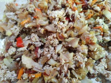 Lawar Kulit rendelenmiş hindistan cevizi, kıyma, domuz derisi, zengin baharatlar ve diğerlerinden oluşan tipik bir Bali yemeğidir. Bu yemek genellikle Bali 'de geleneksel ve dini etkinliklerde servis edilir..