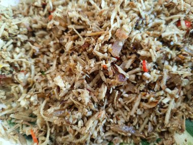 Lawar, rendelenmiş hindistan cevizi, kıyma, zengin baharatlar ve diğerlerinden oluşan geleneksel bir Bali yemeğidir. Bu yemek genellikle Bali 'de geleneksel ve dini etkinliklerde servis edilir..