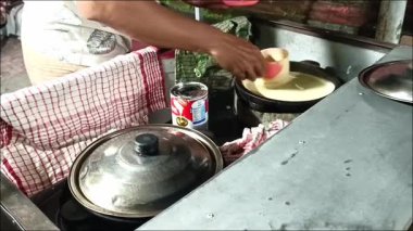 Bali, Endonezya - 22 Nisan 2025: Bir sokak yemeği satıcısı Terang Bulan keki veya Martabak Manis 'i yapmak için sıcak tavaya hamur döker. Bu pasta geceleri çok popüler..