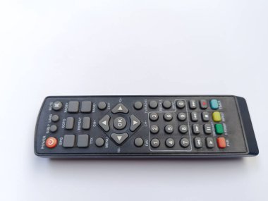 Siyah televizyon uzaktan kumandası. Düğmeler. Uzaktan kumanda cihazları kontrol ediliyor. Beyaz arkaplan.