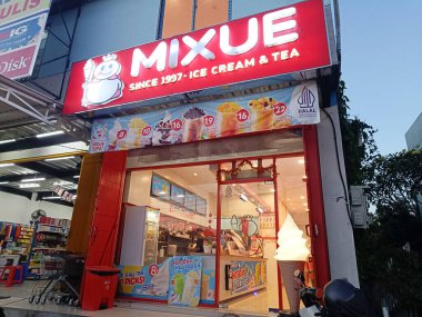 Bali, Endonezya - 26 Nisan 2025: Popüler dondurma ve çay restoranı Mixue Ice Cream ve Tea, ikonik kırmızı tabelasını kardan adam logosuyla birlikte sunar. Nisan 2025 'te Tabanan, Bali' de kurulmuştur..