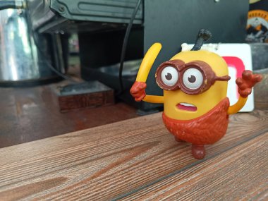 Bali, Endonezya - 02 Mayıs 2025: Kahve dükkanı masasında Kro-Minion. Oyuncak, Illumination Entertainment for Universal Pictures tarafından üretilen 3D animasyon filmi Minions 'ın kurgusal bir karakteridir..