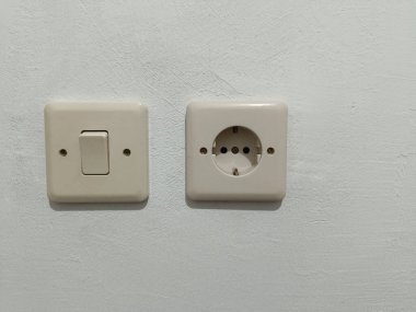 Tek lamba anahtarı ve C tipi soket Avrupa ve Endonezya 'da yaygın olarak kullanılır. Elektrik donanımı ve kurulumları.