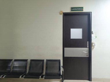 Tabanan, Bali - 21 Mayıs 2025: Bhakti Rahayu General Hospital, Tabanan, Bali 'deki laboratuvar bekleme odası. Araştırma, deney ve bilimsel testlerin yapıldığı bir yer..