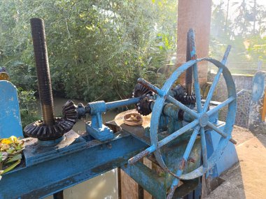 Küçük bir barajın üzerinde sulama kapağı var. Bu kapak mekanizması bir nehir veya sulama kanalındaki su seviyesini kontrol etmek için kullanılır..