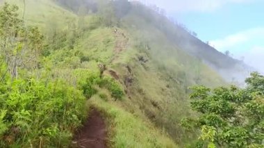 Kintamani tepesinin yeşil manzarası, Bangli, Bali Sabah dik ve sisli bir yürüyüş yolu ile.