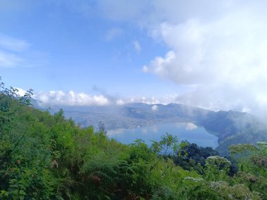Kintamani Bangli 'deki tepenin manzarası, Bali sabah yeşillik ve sisle kaplıydı..