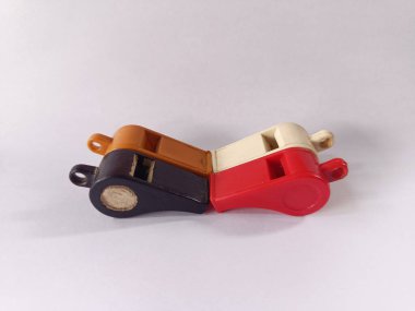 Genellikle park görevlileri, izciler, okul çocukları ve sporcular tarafından kullanılan farklı renklerde dört plastik ıslık..