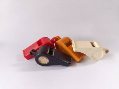 Genellikle park görevlileri, izciler, okul çocukları ve sporcular tarafından kullanılan farklı renklerde dört plastik ıslık..