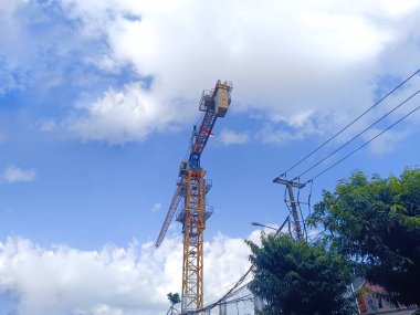 Kule vinci, özellikle yüksek binaların ve diğer büyük yapıların yapımında kullanılan bir kaldırma makinesidir..