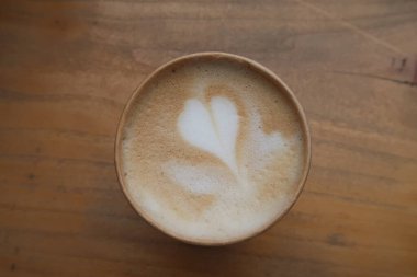 Bir fincan kapuçino ve latte sanatı.