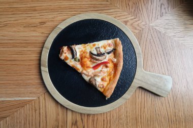 Peynirli ve mantarlı pizza.