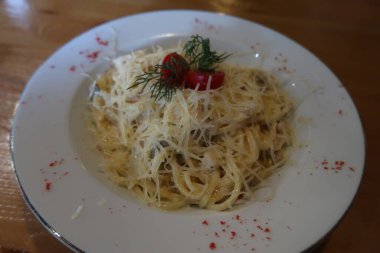 Beyaz bir masada spagetti.