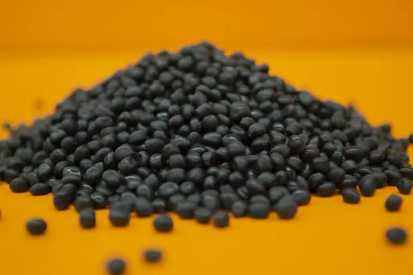 Parlak turuncu arka planda siyah polimer bileşikleri