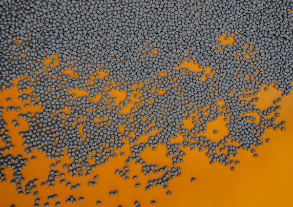 Turuncu arka planda gri polimer bileşikleri