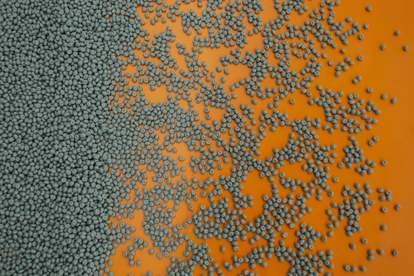 Turuncu arka planda gri polimer bileşikleri