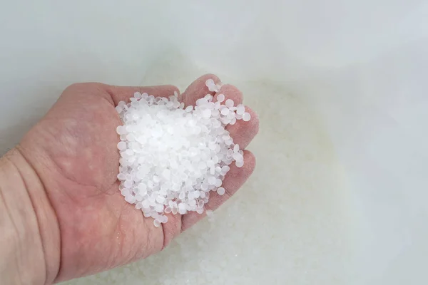 Bir elde beyaz polimer bileşikleri