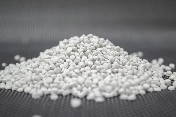 Gri arkaplanda beyaz granüller