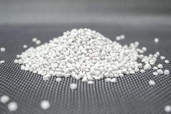 Gri arkaplanda beyaz granüller