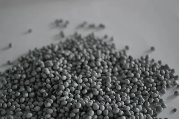 Gri granüller termoplastik elastik. 