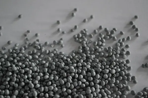 Gri granüller termoplastik elastik. 