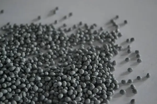Gri granüller termoplastik elastik. 