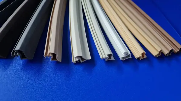 Mavi arka planda termoplastik elastomerden yapılmış çeşitli renklerde kapı kilitleri