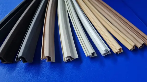 Mavi arka planda termoplastik elastomerden yapılmış çeşitli renklerde kapı kilitleri