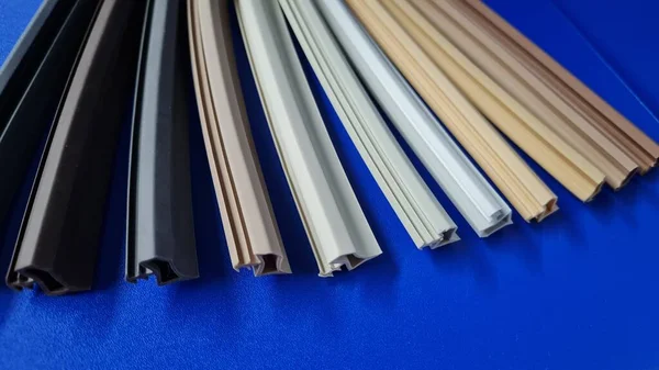 Mavi arka planda termoplastik elastomerden yapılmış çeşitli renklerde kapı kilitleri